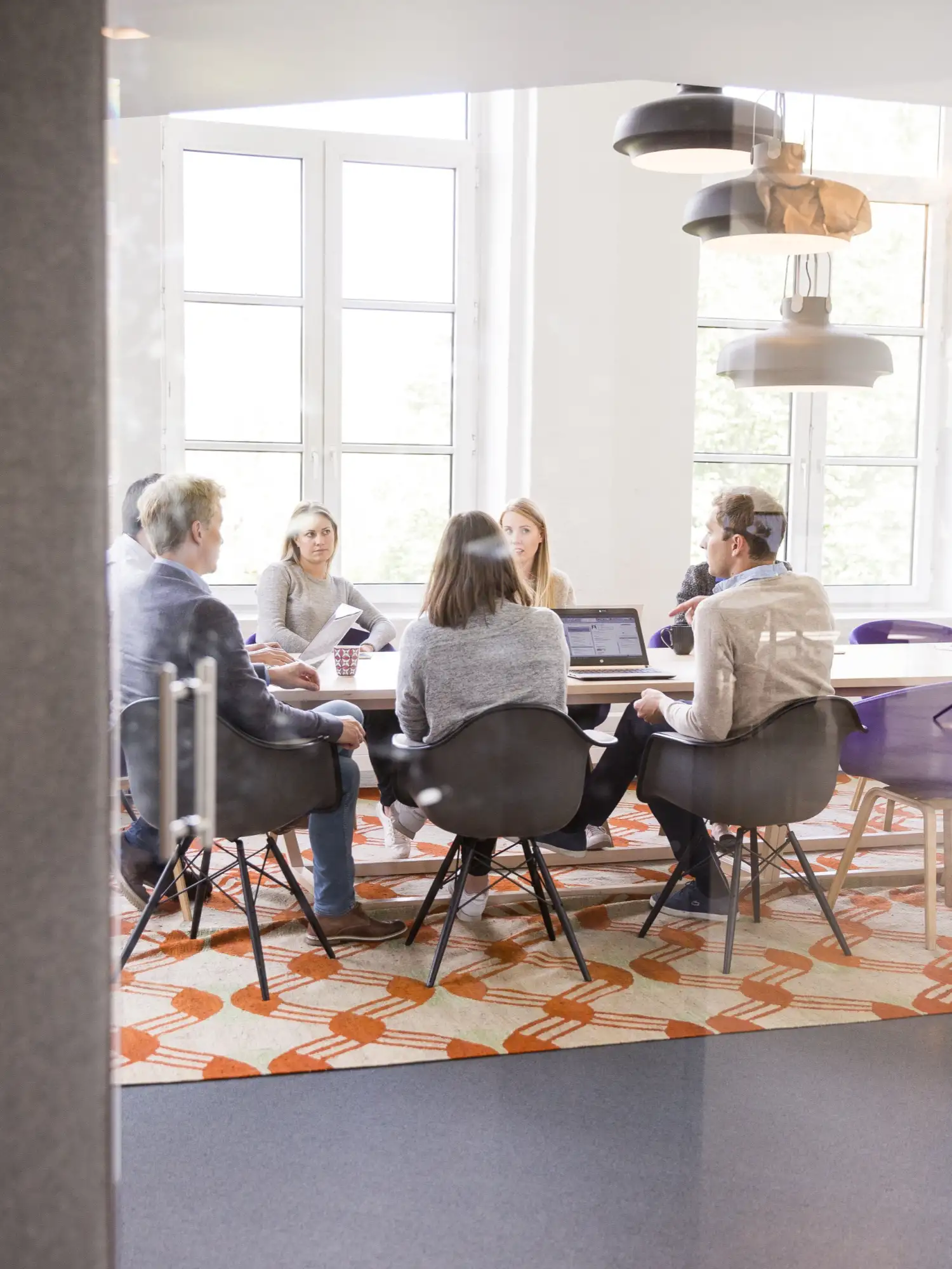 Bilde av møterom i Nettrafikks lokaler med gruppe som har gjennomgang av kurs – Nettrafikk