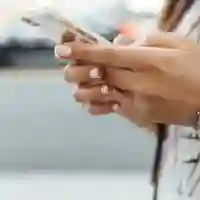 Kvinnehender som holder en telefon til illustrasjon for at god brukeropplevelse er viktig spesielt på mobil. – Nettrafikk