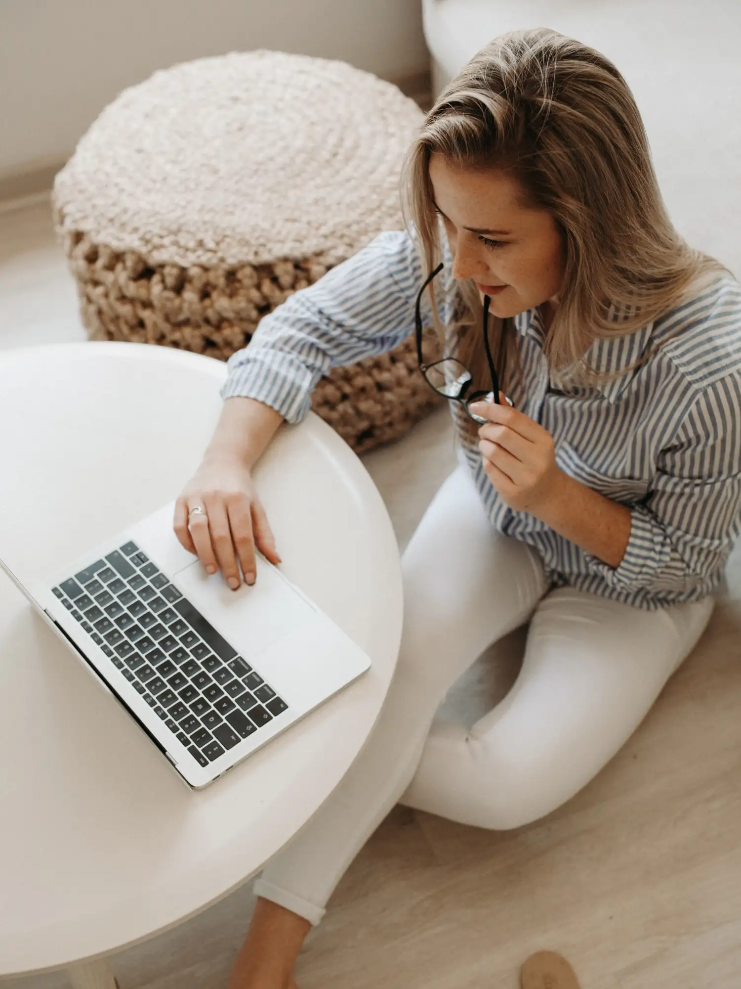Kvinne leser innhold på laptopen til illustrasjon for innholdsproduksjon. – Nettrafikk
