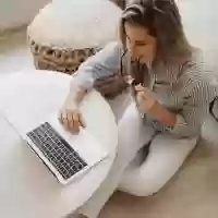 Kvinne leser innhold på laptopen til illustrasjon for innholdsproduksjon. – Nettrafikk