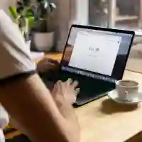 Person med data og nettleservindu åpent med Google som søkemotor – Nettrafikk